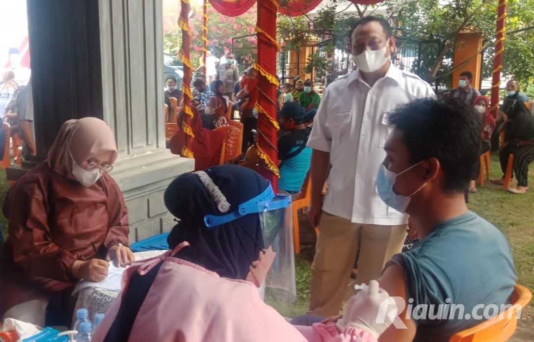 Edi Tanjung Pantau Vaksinasi Corona di Rumah Aspirasi Suwardi Ritonga Inhu