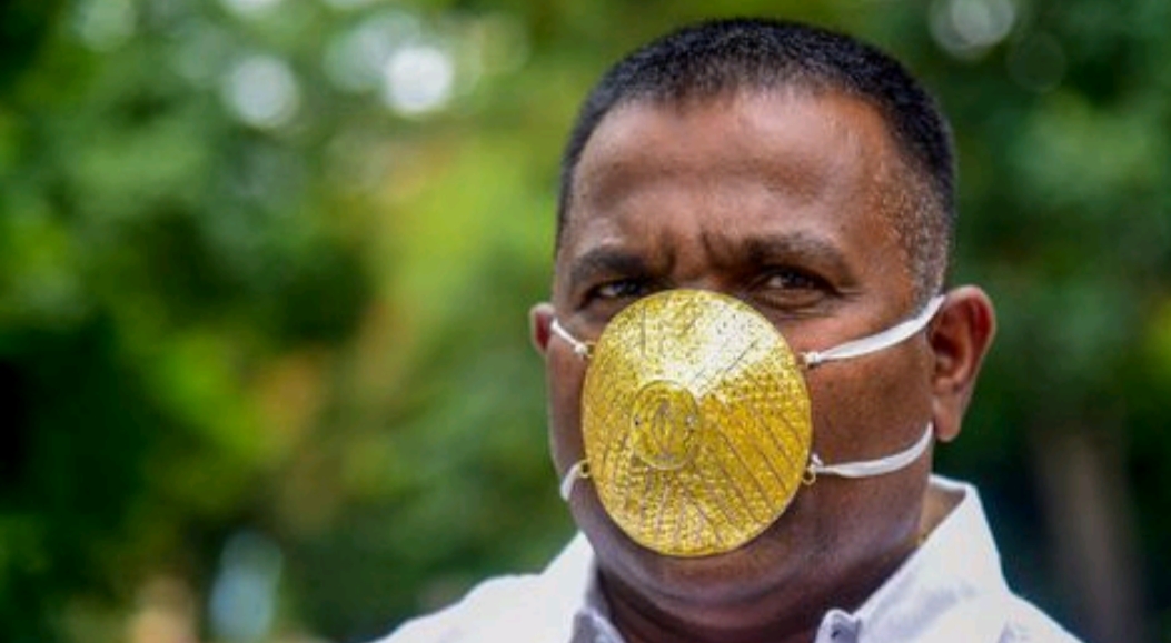 Pakai Masker Emas 60 Gram ke Pasar, Pria Ini Jadi Terkenal di Dunia