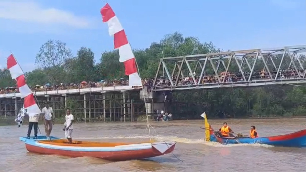 Ketua DPRD Inhil H Ferryandi Buka Secara Resmi Event Wisata Pacu Sampan di Sungai Luar