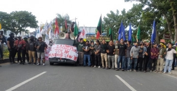 Ratusan Mahasiswa Kembali Unjuk Rasa Tolak UU Ciptaker di DPRD Riau