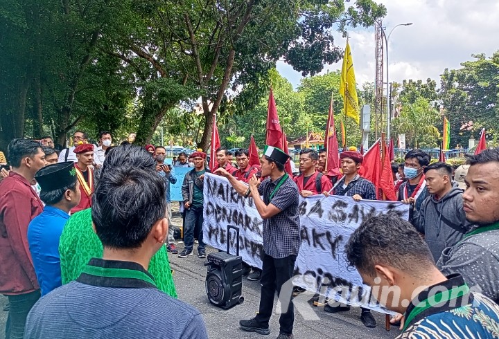Unjuk Rasa di DPRD Riau, Mahasiswa Protes 'Pelesiran' Anggota Dewan ke Luar Negeri