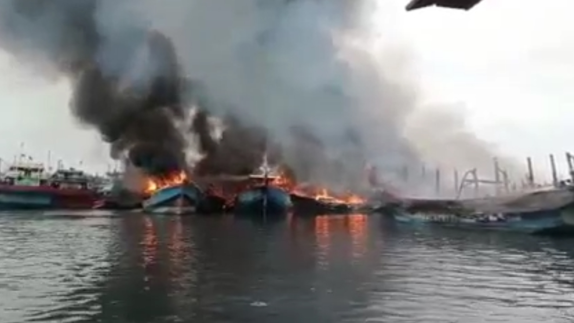 Diduga Akibat Konsleting, 13 Kapal Sandar di Dermaga Terbakar