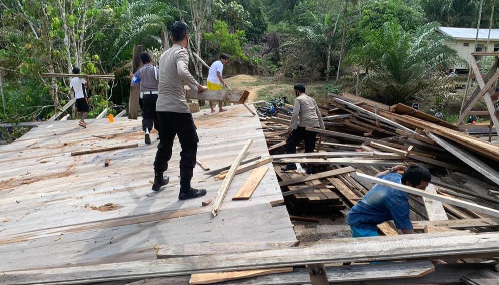 Dihantam Puting Beliung, Ponpes Ustadz Abdul Somad di Batang Gansal Inhu Porak Poranda
