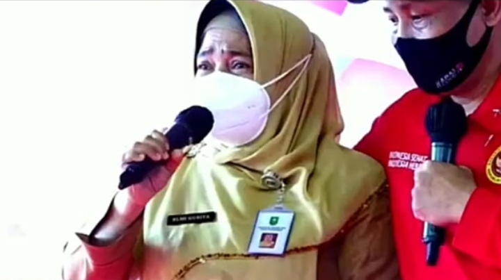 Sambil Menangis dan Berurai Air Mata, Ini yang Dikatakan Kepala Sekolah SMAN 5 Pekanbaru di Depan Jokowi