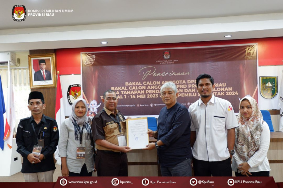 Hari Ketiga Sekum IKMR Marjoni Hendri Daftar Calon DPD RI ke KPU Riau