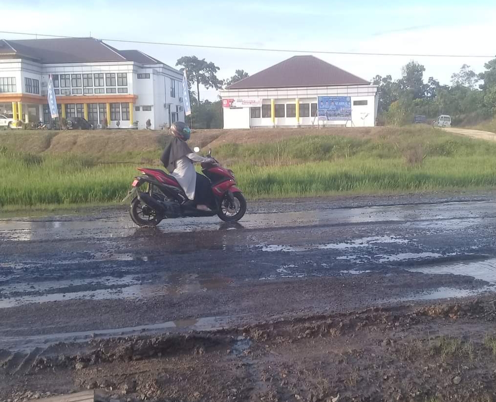 Hati-hati, Jalan Lintas Sumatra Depan Kantor Diskes Inhu Rusak Parah