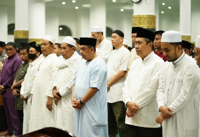 Tarawih Pertama, Gubri dan Wagubri Salat di Masjid Raya Annur Pekanbaru