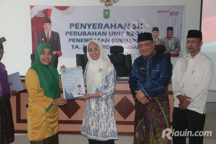 Komisi V DPRD Riau Serahkan 696 SK Relokasi Guru PPPK