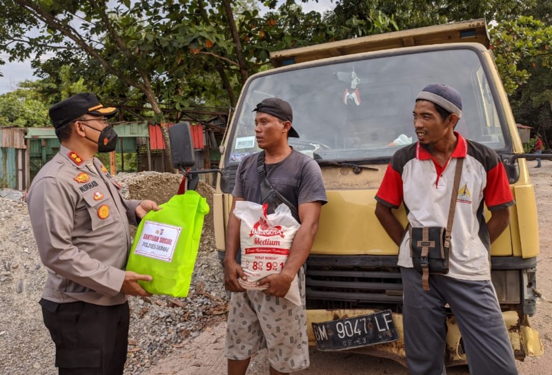 Polres Dumai Salurkan 400 Paket Sembako ke Warga Terdampak Kenaikan BBM