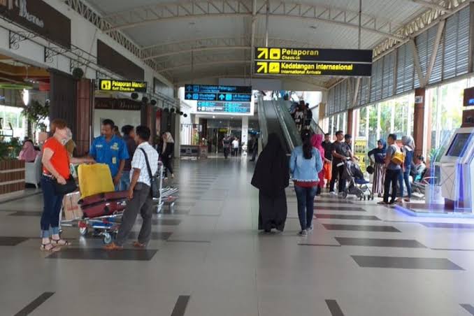 Masuk Bandara SSK II, 12 Orang Penumpang dari Pulau Jawa Positif COVID-19,