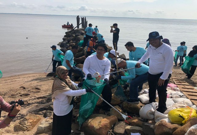 DLHK Riau Bersih-bersih Pantai Marina Dumai untuk Peringati Hari Lingkungan Hidup