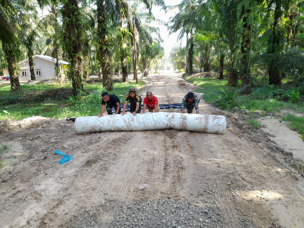 Satgas TMMD Bersama Warga Kerjakan Base di Desa Muara Basung
