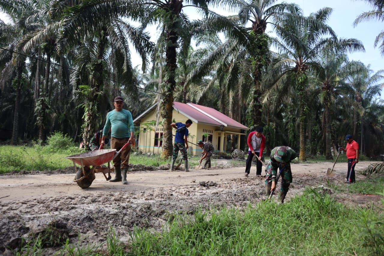 Satgas TMMD Kodim Bengkalis Goro Bersama Warga Dusun Sialang Muda