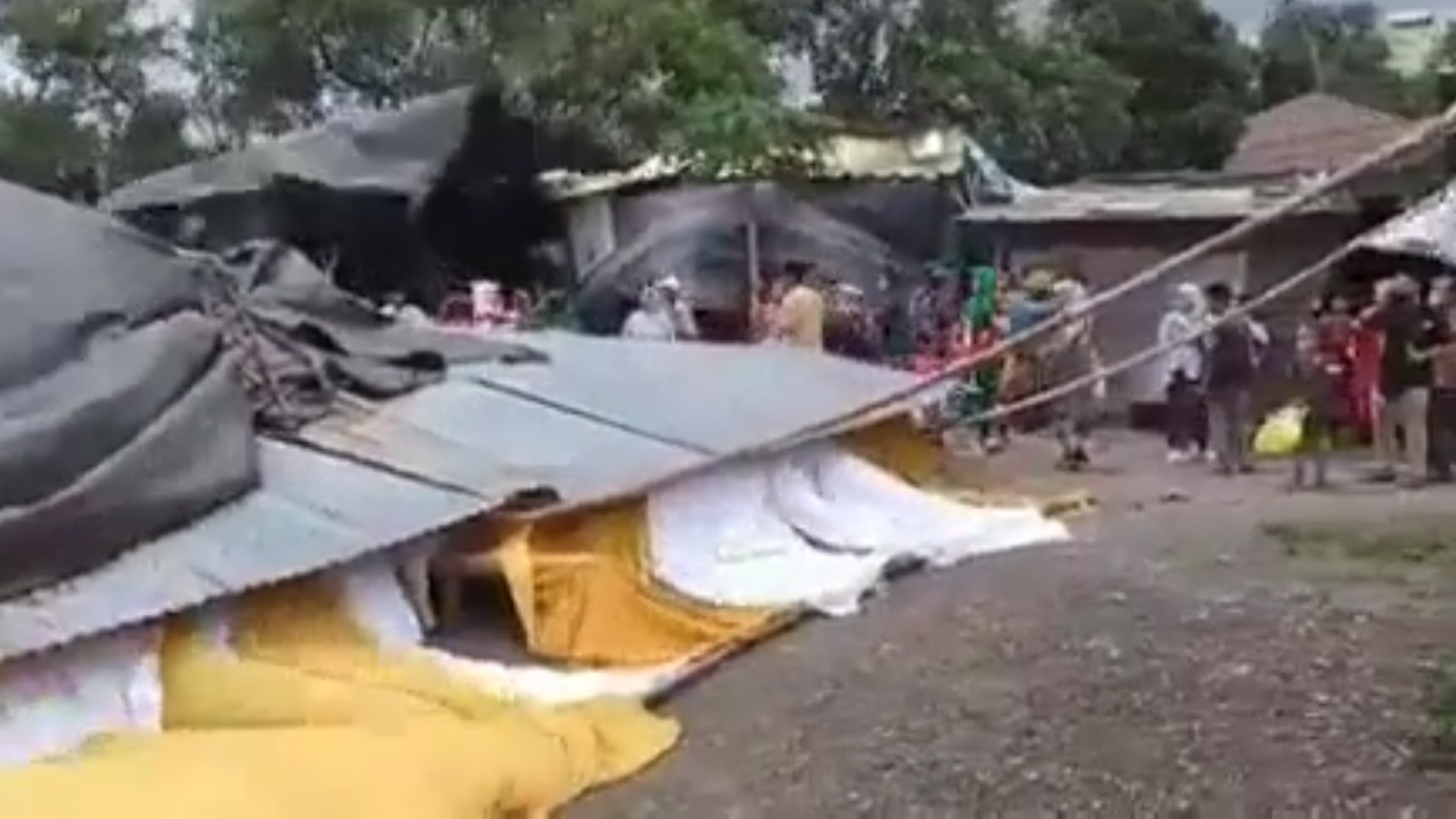 Tenda Pesta Roboh Dihantam Angin Kencang, Seluruh Tamu Berhamburan