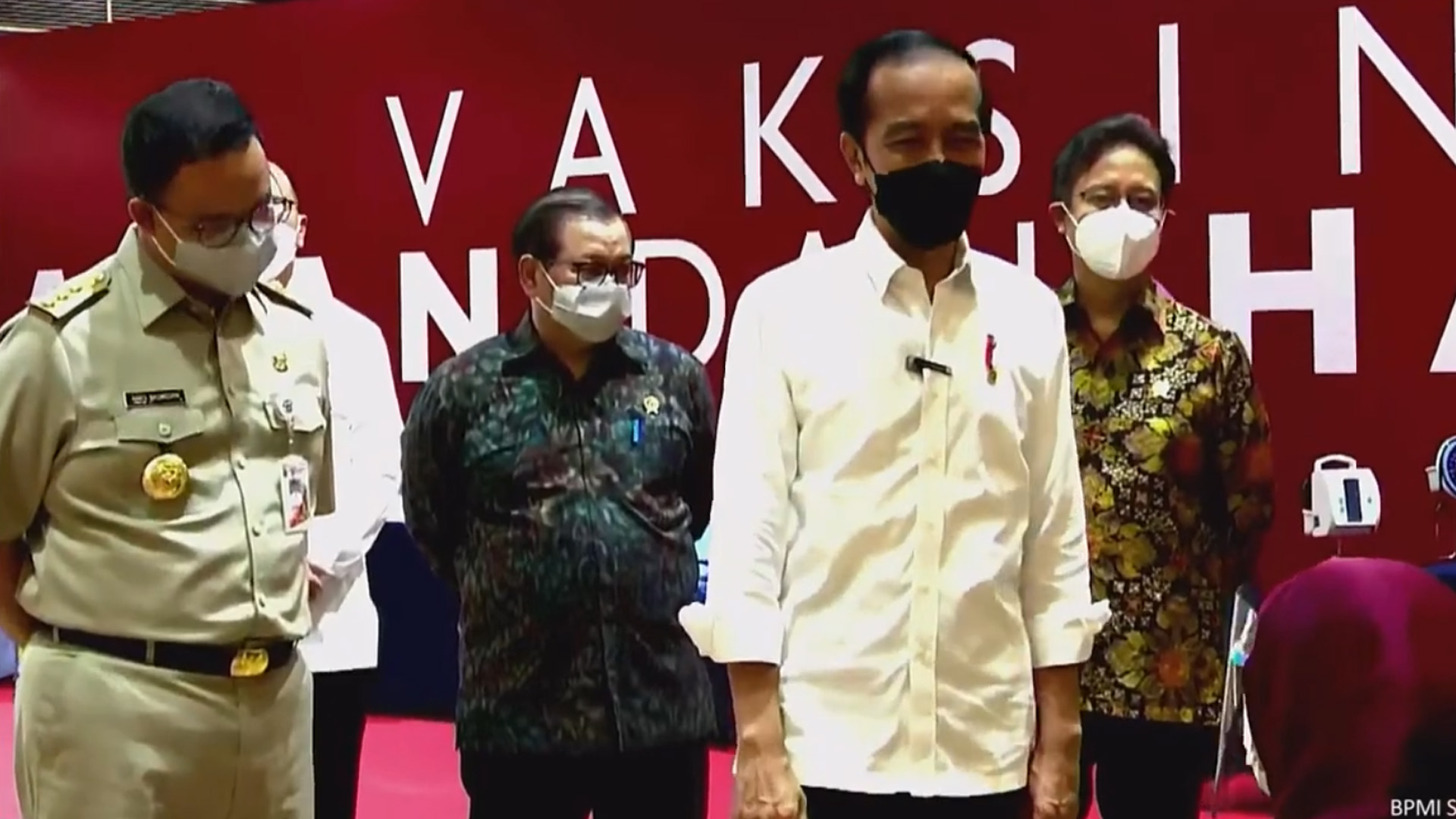 Tinjau Vaksinasi Terhadap Pelaku Usaha, Jokowi: Kita Harapkan Bisa Mengurangi Penyebaran Covid-19