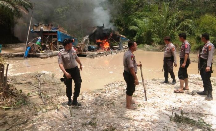 Polisi Razia PETI di Kuansing, Pelaku Kabur Tungang Langgang Masuk Hutan