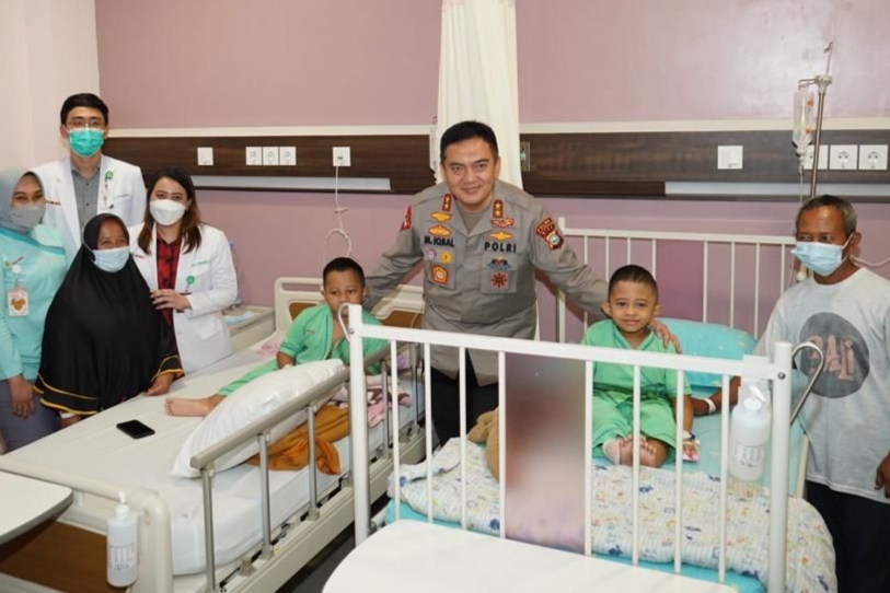 Besuk 2 Bocah Penderita Rapuh Tulang, Kapolda Riau: Intervensi Kedokteran Kuatkan Tulangnya