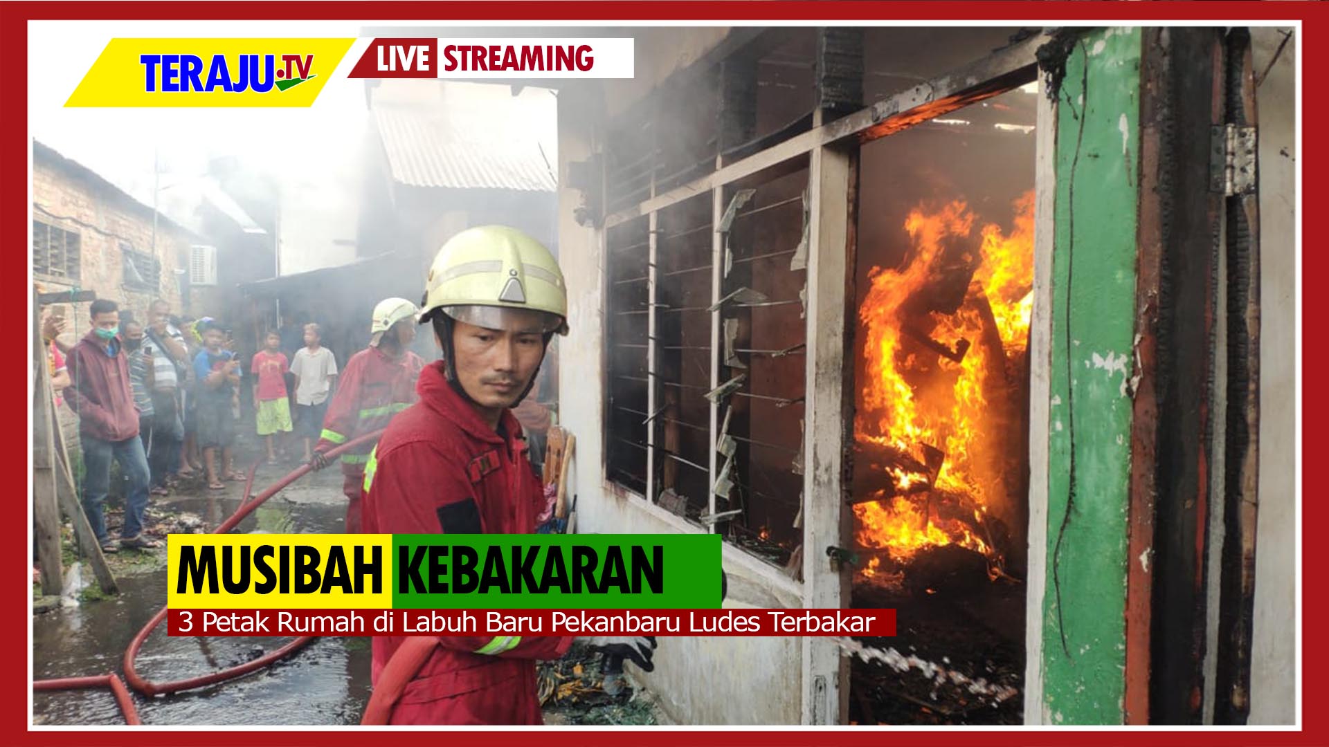 Begini Upaya Petugas Padamkan Kebakaran 3 Rumah Petak di Labuh Baru Pekanbaru