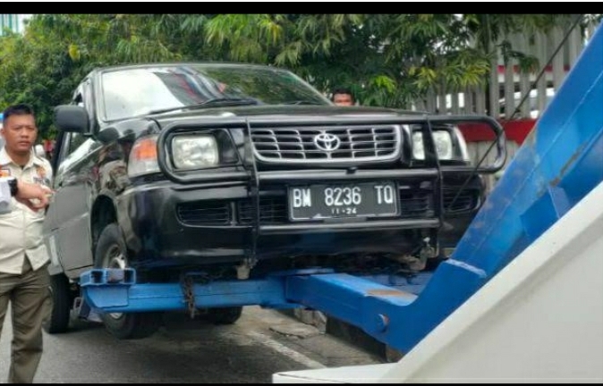 Tak Hanya Diderek, Pengemudi Mobil Parkir Sembarangan di Pekanbaru Bakal Didenda