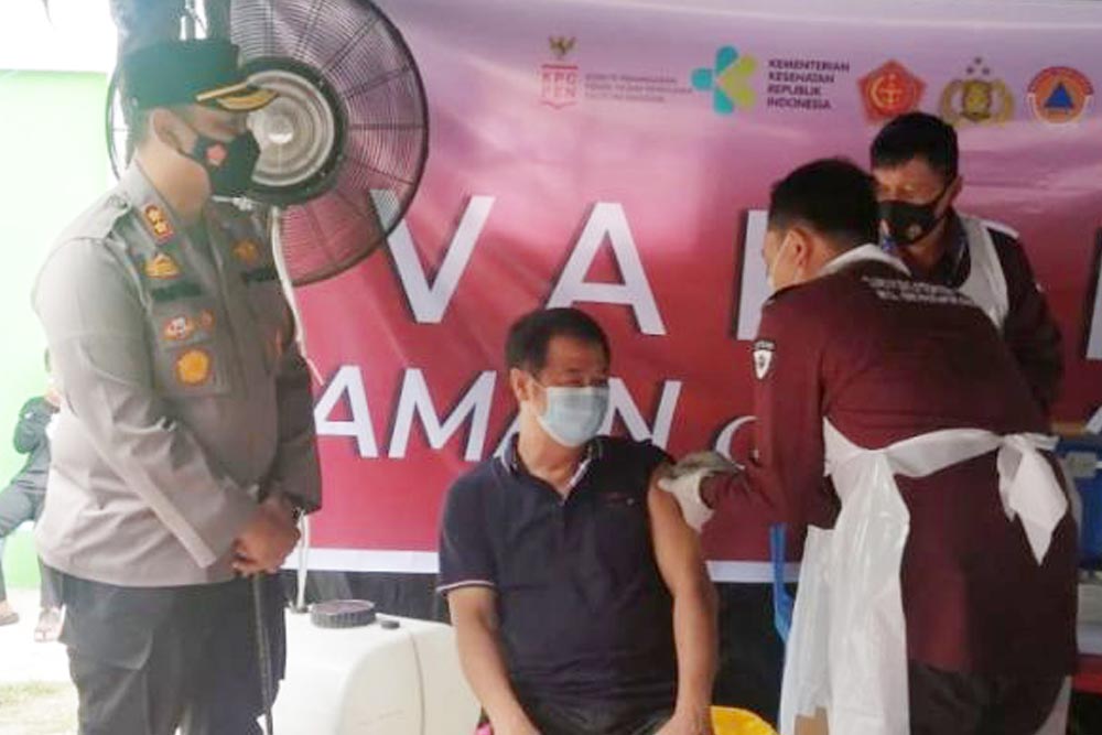 Sambut HUT Bhayangkara Ke-75, 2.000 Warga Meranti Ikuti Vaksinasi Covid-19