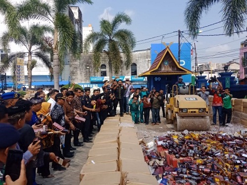 Bea Cukai Inhil Musnahkan Rokok dan Miras Ilegal Senilai Rp 10,9 Miliar