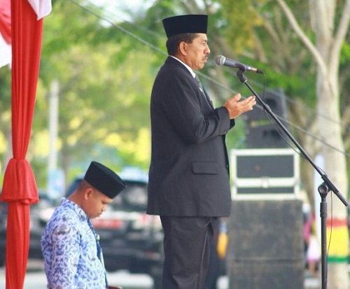 H. Alfedri Pimpin Upacara Hari Pendidikan Nasional 2018 di Lapangan Tugu Depan Istana Siak
