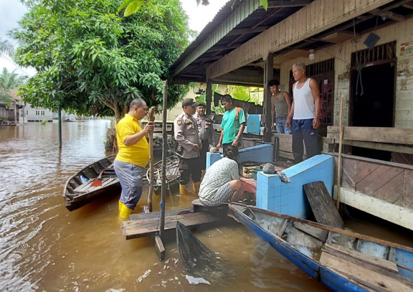 Polisi di Rohil Sosialisasi Pemilu Damai ke Warga di Tengah Bencana Banjir