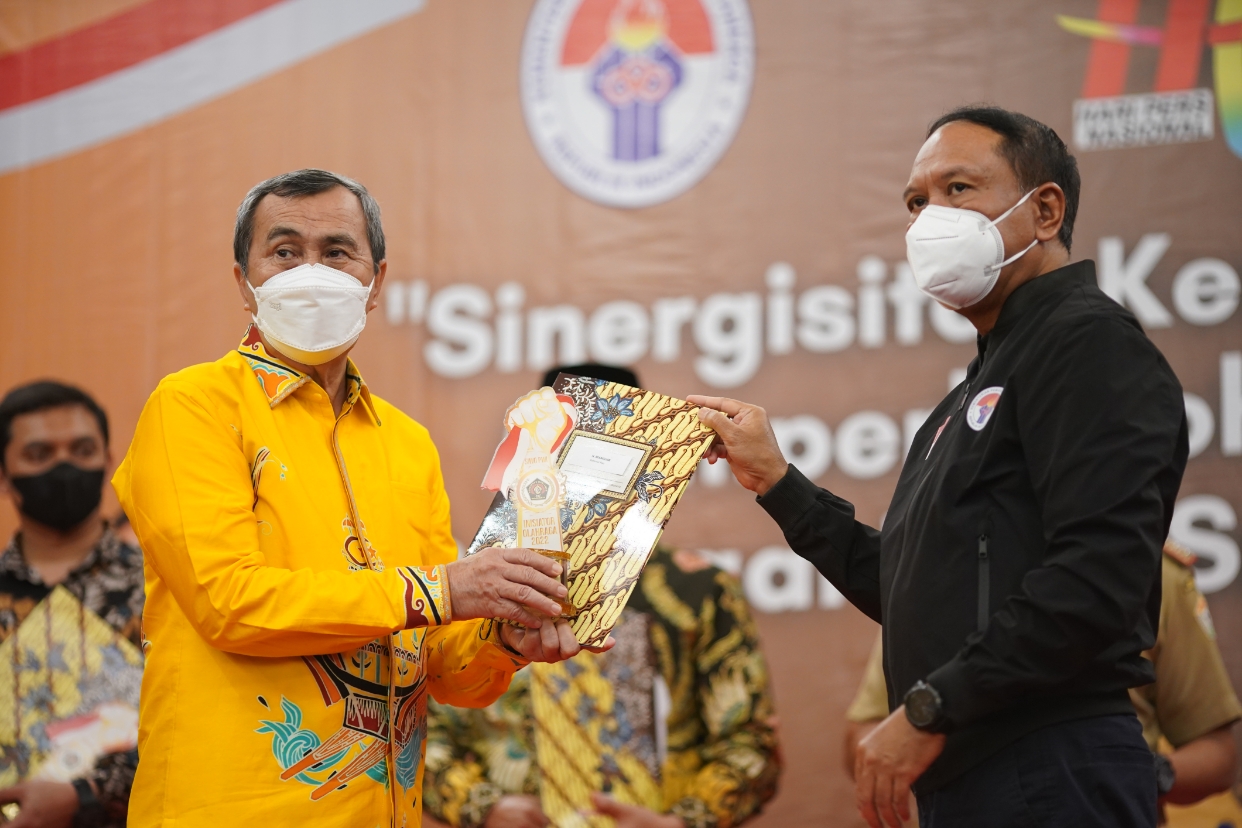Raih Penghargaan PWI Pusat, Gubri Kenalkan Batik Kuansing di Kendari