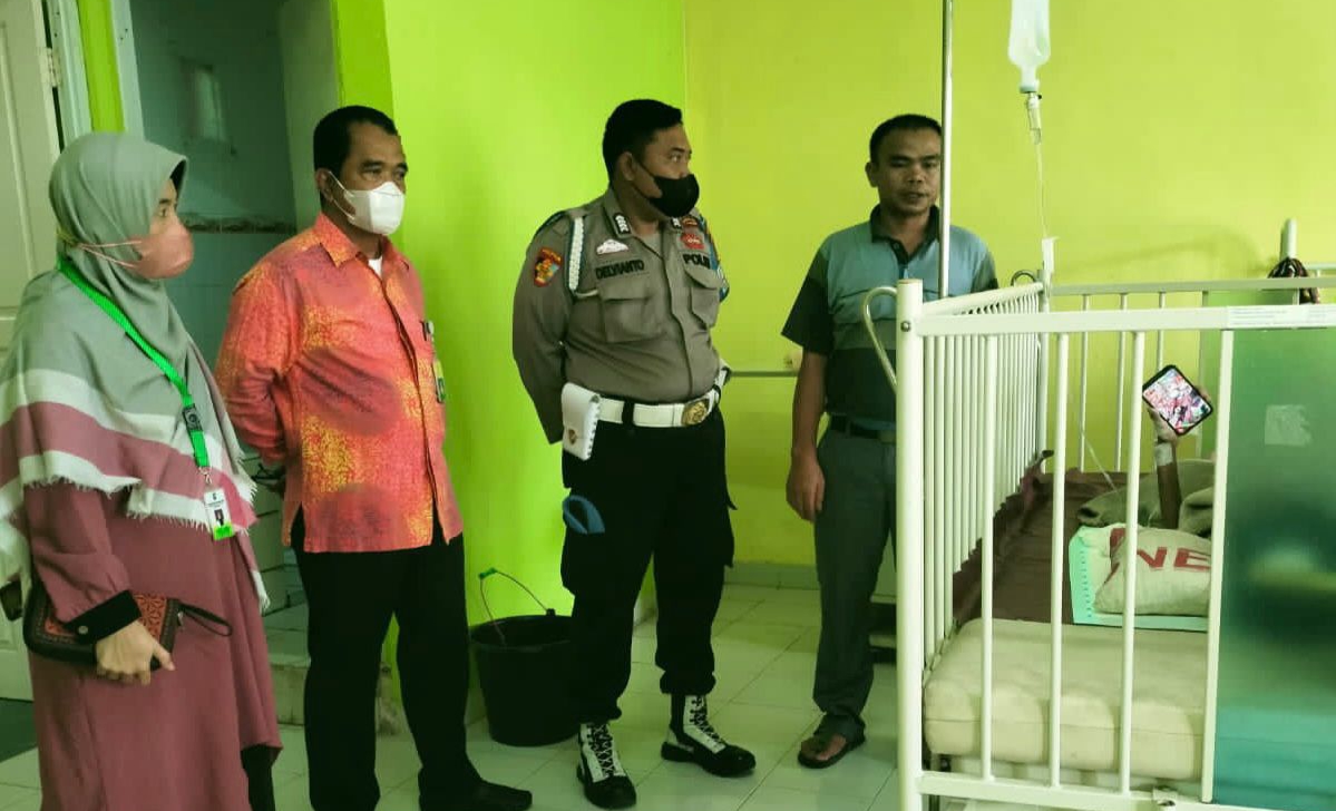 3 Bulan Terbaring Lemah, Polisi di Siak Gendong Bocah Berobat ke Rumah Sakit