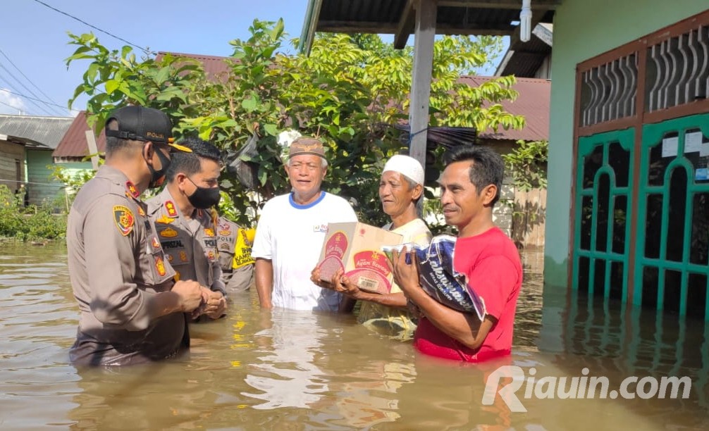 Arungi Luapan Banjir, Kapolres Inhu Salurkan Bantuan Sembako ke Warga