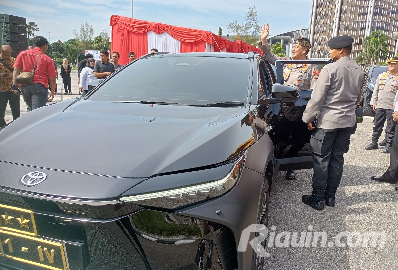 Hadiri Launching Polisi RW, Kapolda Riau Gunakan Mobil Listrik Pemberian Gubri