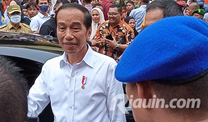 Berkunjung ke Pasar Bawah, Jokowi Disambut Ribuan Warga Pekanbaru