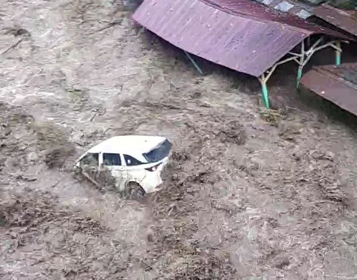 Banjir Bandang Terjang Objek Wisata di Deli Serdang, Mobil Minibus Terseret Arus