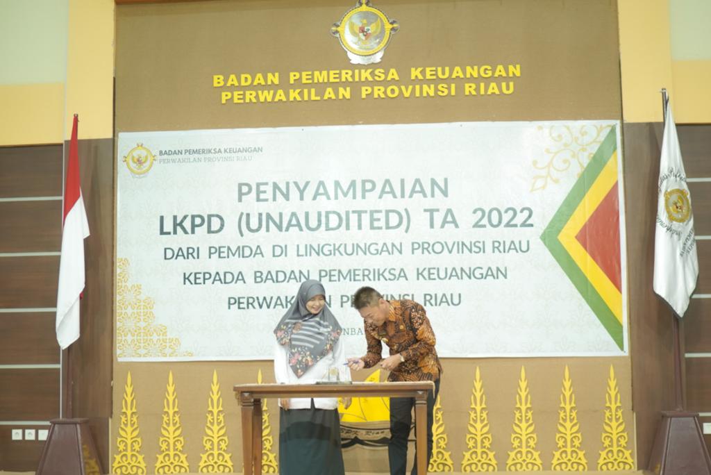 Bupati Rohil Serahkan LKPD Unaudited ke BPK Riau