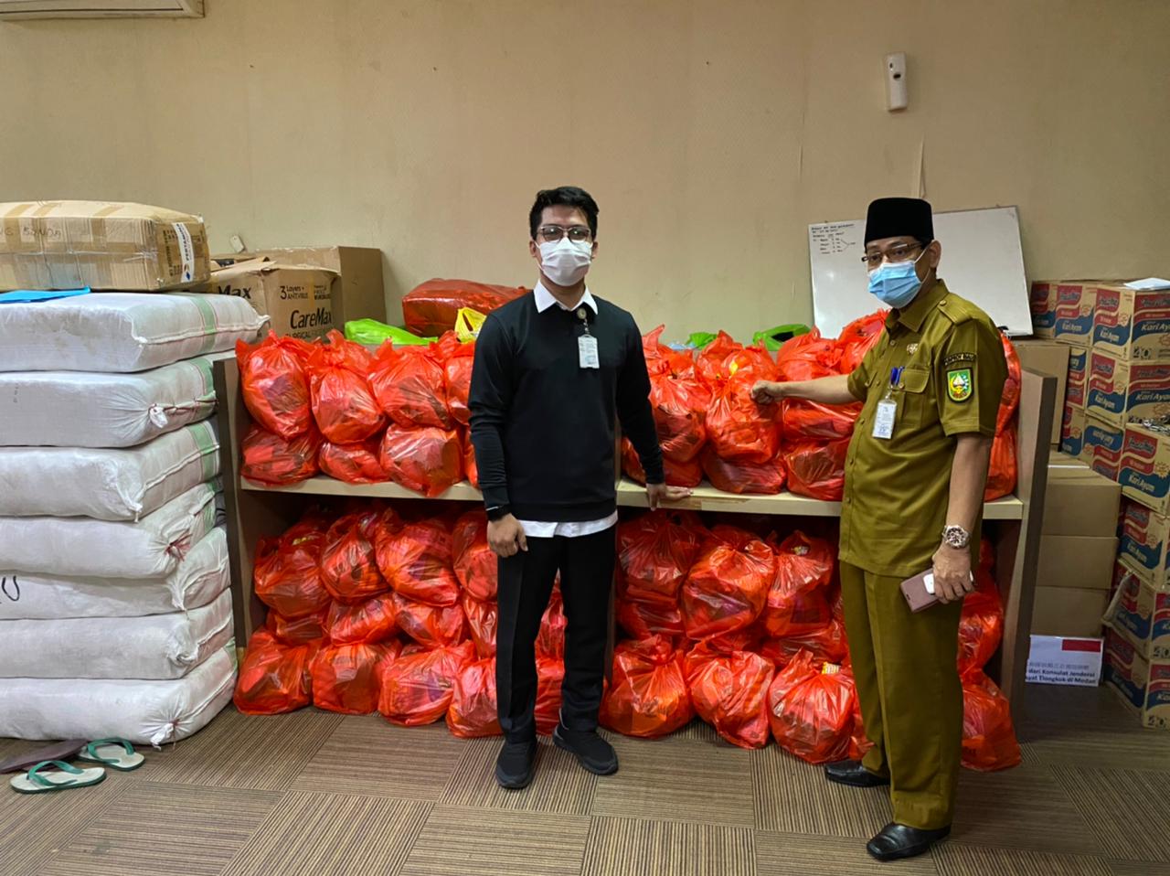 Sukarela, PT MASS Serahkan 100 Paket Sembako ke Biro Kesra, Kadisnaker Riau: Terima Kasih