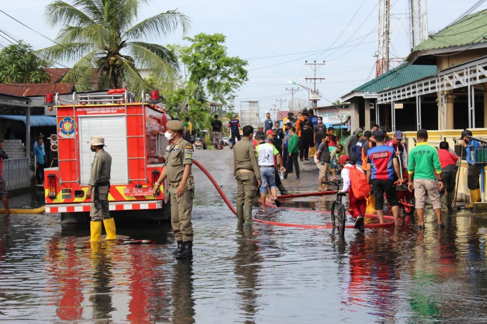 Cegah Banjir, Personil DPKP Inhil Goro Bersihkan Drainase yang Tersumbat