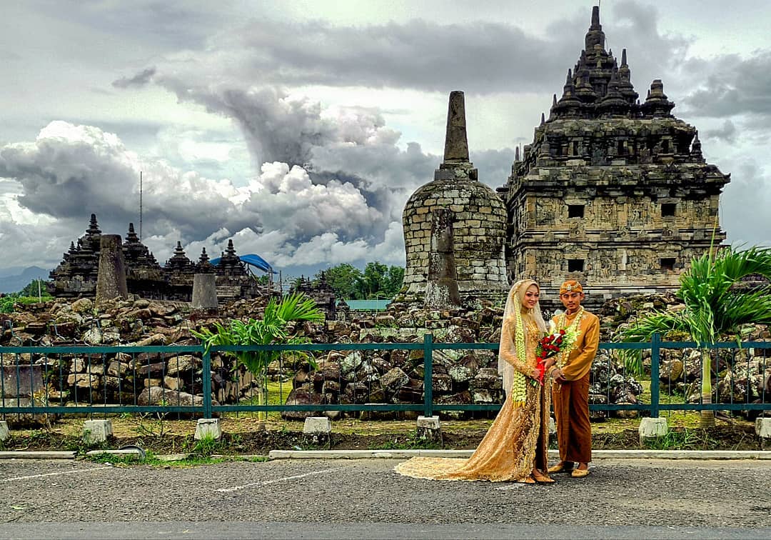 Gunung Merapi Erupsi, Pasangan Ini Malah Jadikan Background Foto Pre-Wedding