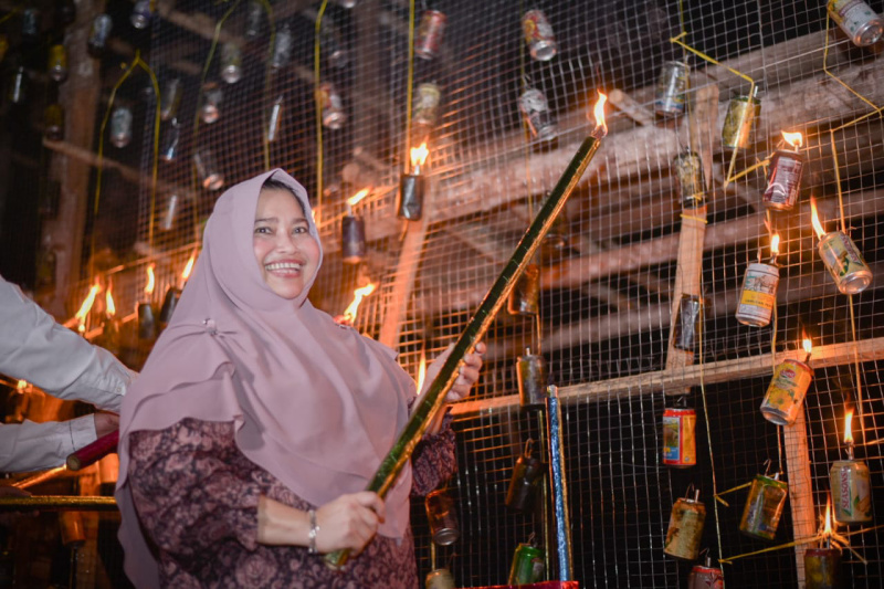Meriahkan Ramadhan, Kasmarni Buka Ferstival Lampu Colok