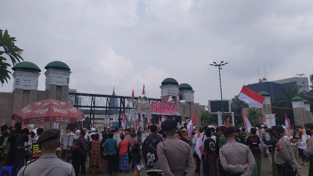 Massa Tolak RUU HIP Sudah Menyemut di Depan Gedung DPR