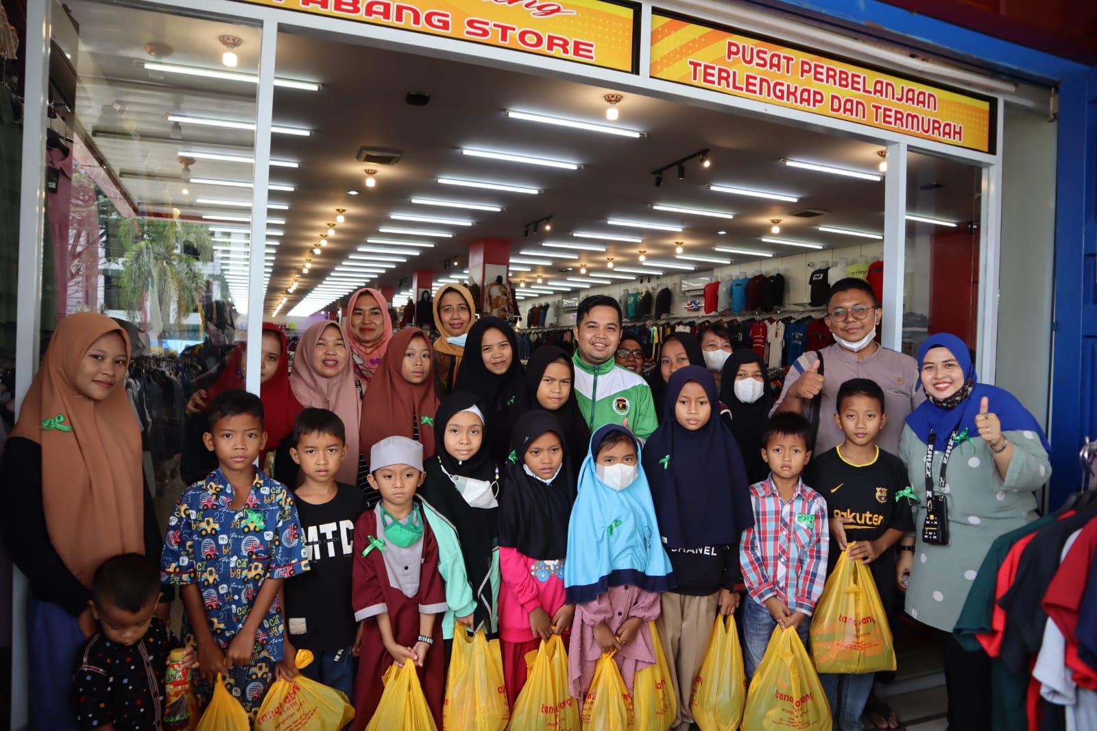 Ramadan Berbagi, Puluhan Anak Yatim Piatu di Pelalawan Raih Santunan