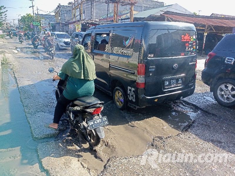 Rusak Parah dan Berlobang, Warga Ingin Jalan Suka Karya Segera Diperbaiki