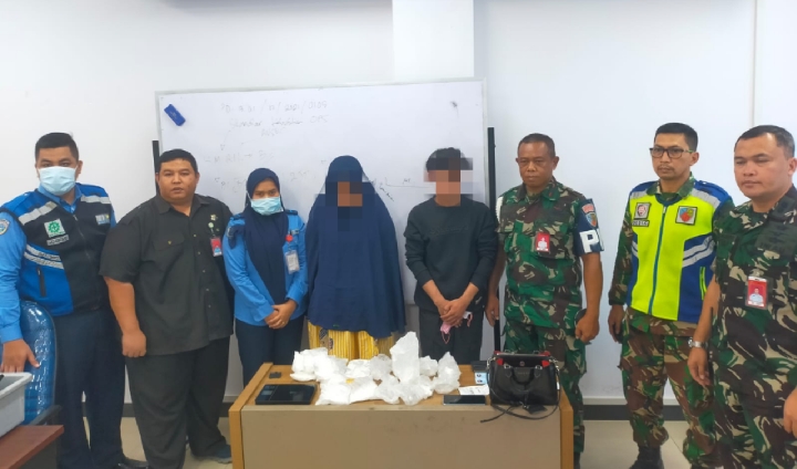 Selundupkan 1,6 Kg Sabu di Perut, 2 Orang Ditangkap Petugas Bandara SSK II Pekanbaru