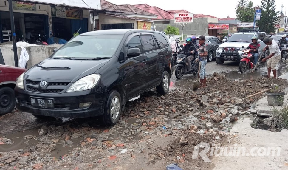 Jalan Suka Karya Sudah Lama Rusak Parah, Kapan Diperbaiki?