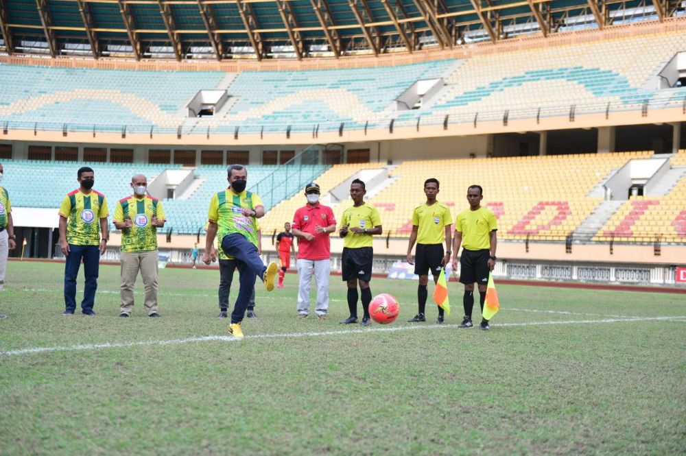 Buka Turnamen Sepakbola Antar Guru, Gubernur Riau Lakukan Kick Off Perdana