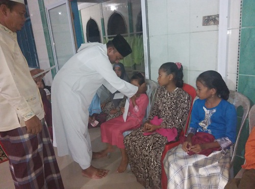 Isak Tangis Warga Teluk Buntal Ketika Serahkan Santunan Anak Yatim
