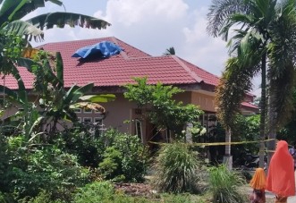 Atap Rumah Warga di Kampar Jebol Akibat Kursi Pelontar Pesawat TNI Jatuh