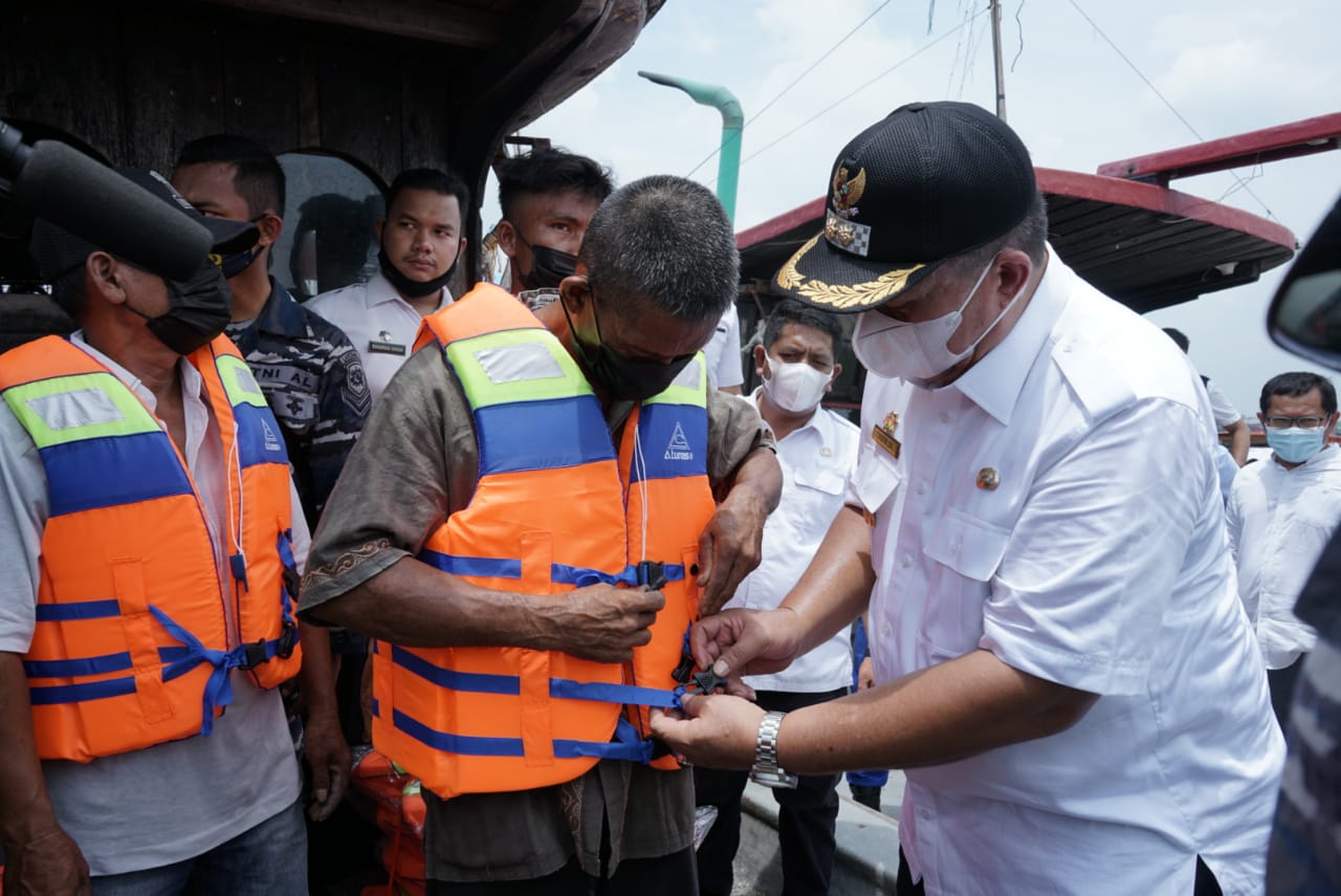 Tinjau Potensi Maritim Bagan Asahan, Wabup Taufik Serahkan Life Jacket