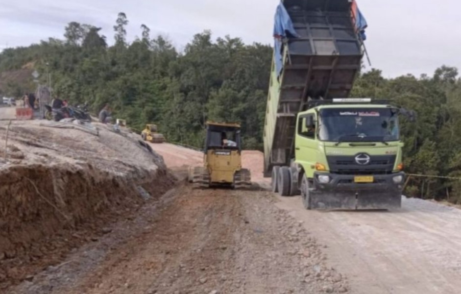 Perbaikan Jalan Lintas Riau - Sumbar yang Longsor di XIII Koto Kampar Terus Digesa