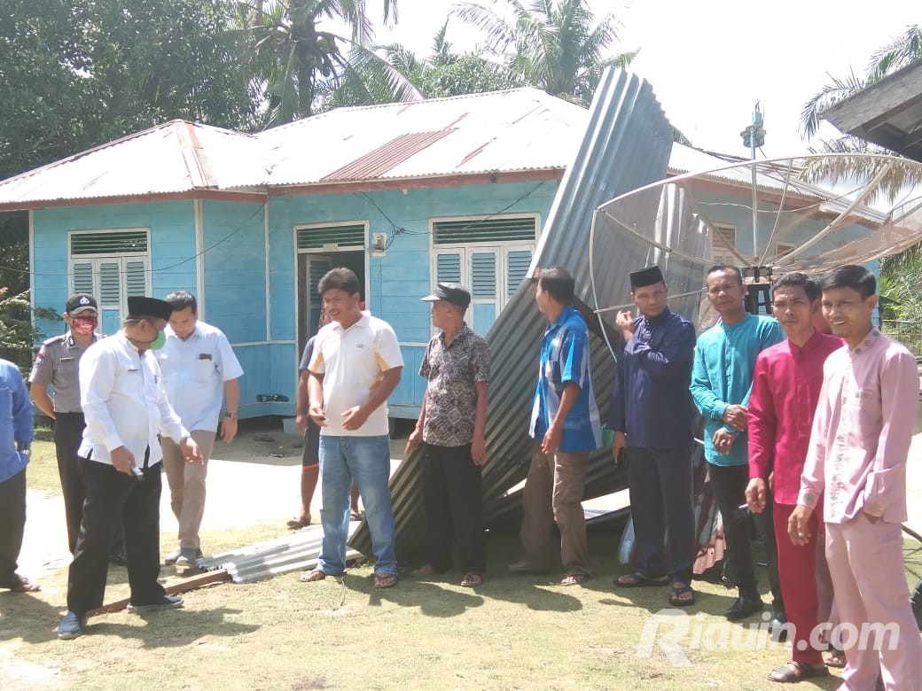 Camat Bandar Petalangan dan Anggota DPRD Pelalawan Tinjau Lokasi Korban Puting Beliung