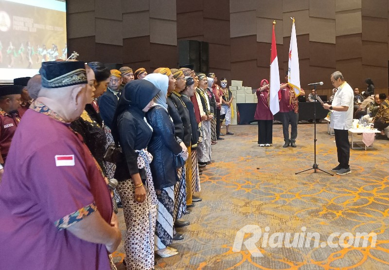 Kukuhkan Pengurus FSBJ, Gubri Ajak IKB Jateng Perangi LGBT di Riau